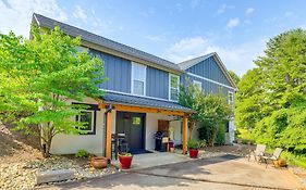 Modern Weaverville Apartment - Walk To Downtown!