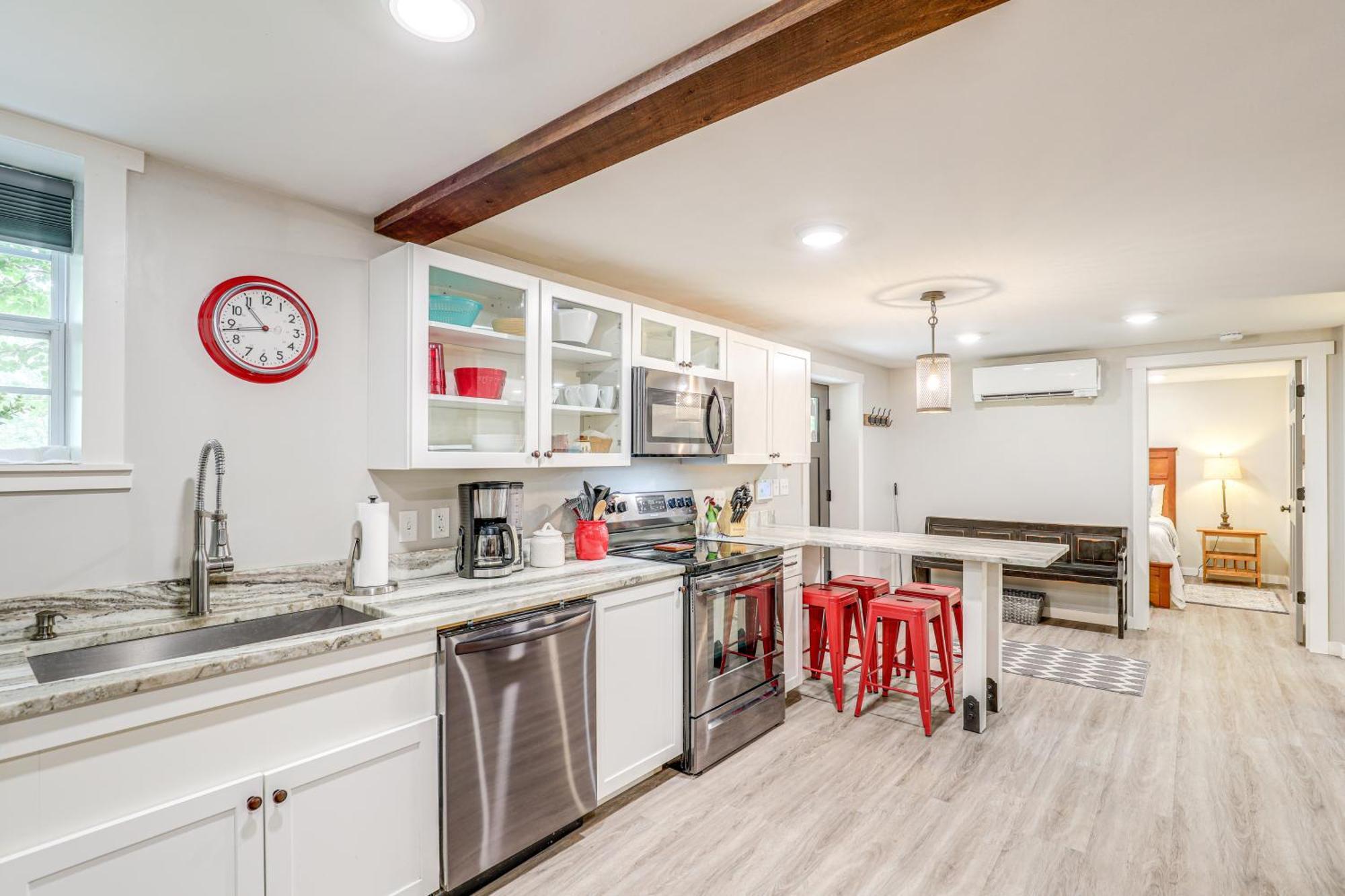 Modern Weaverville Apartment - Walk To Downtown! Exterior photo